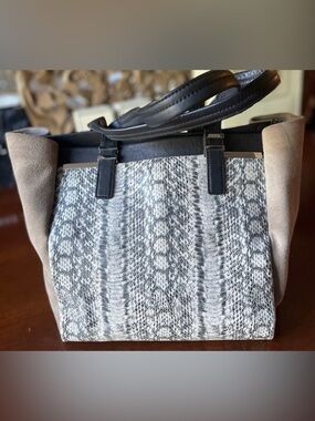 “Vince Camuto” Leather and Suede Tote Bag. EUC
⭐️On Sale Now!